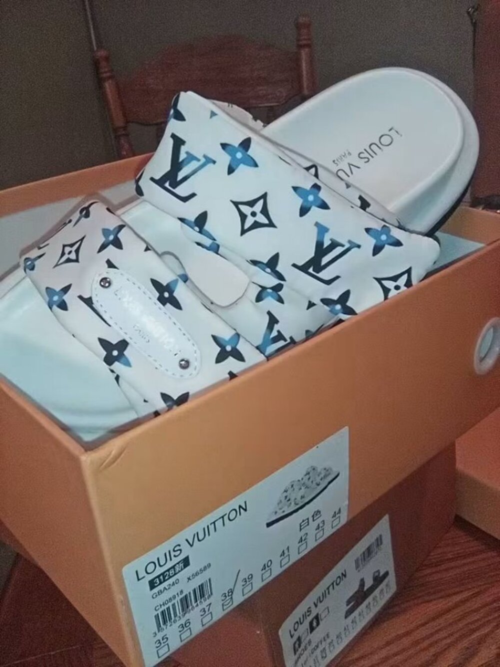 Lv Sandals - Picture 4 of 4